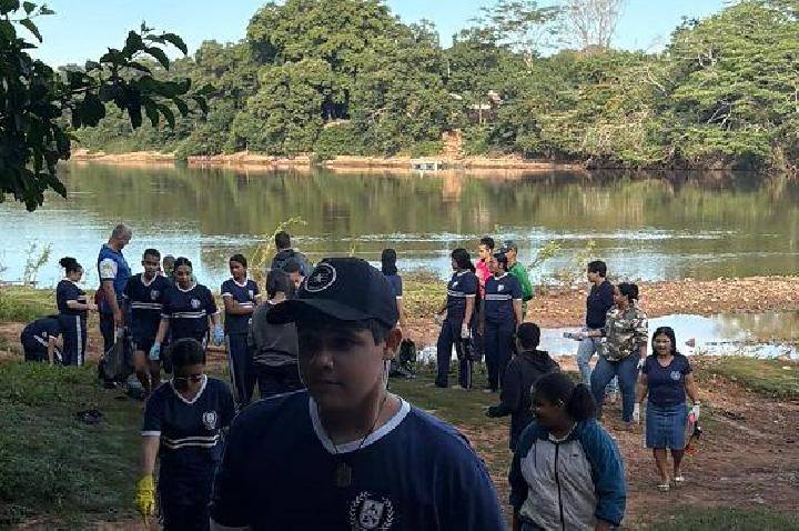 Ação reúne estudantes para limpeza de córrego e atividades de conscientização ambiental em Aragarças