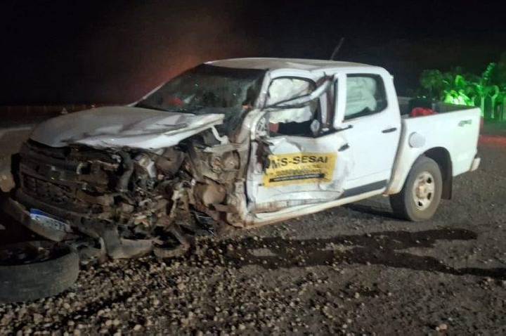 Acidente entre carreta e caminhonete da SESAI deixa quatro feridos na BR-158, em Barra do Garças
