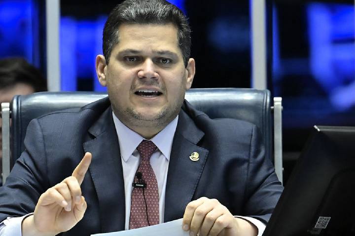 Alcolumbre anuncia sessões para discutir e votar fim da escala 6x1