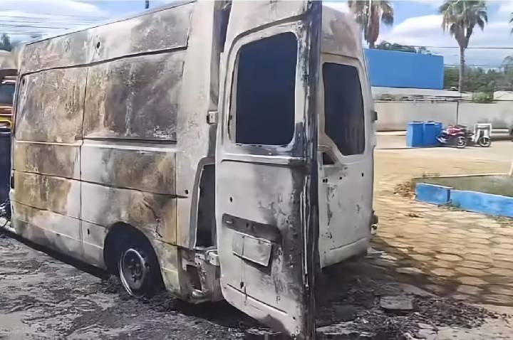 Ambulância fica destruída após incêndio no pátio do SAMU de Aragarças