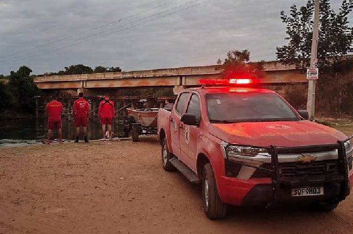 Bombeiros localizam corpo de jovem que se afogou no Rio das Mortes em MT