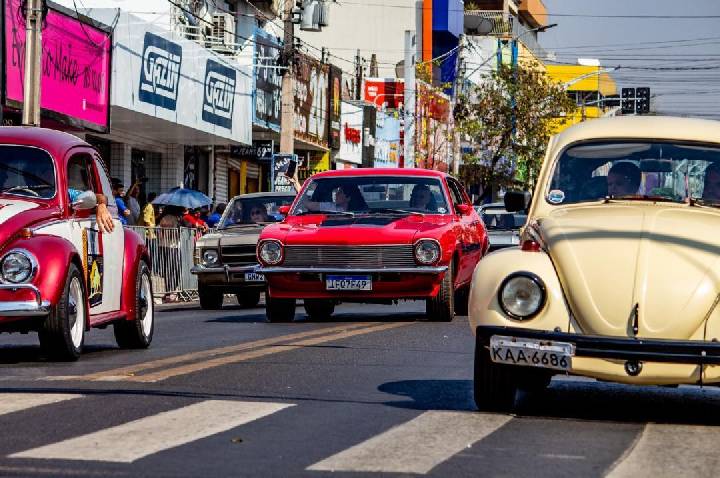 Clássicos do Araguaia começou nesta sexta-feira (7) com exposição de carros antigos em Barra do Garças