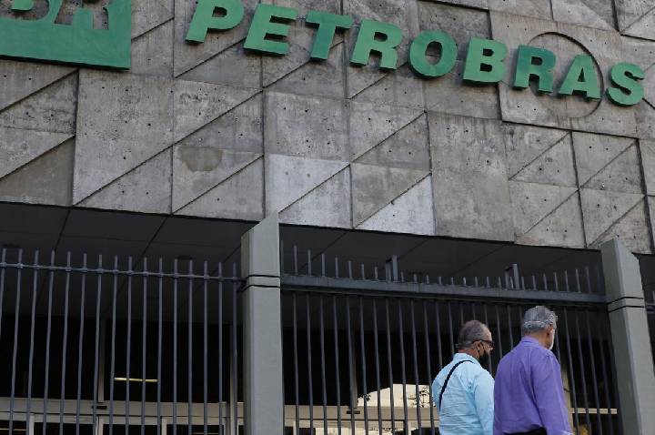 Com alívio da guerra, Petrobras reduz preço do querosene de aviação 