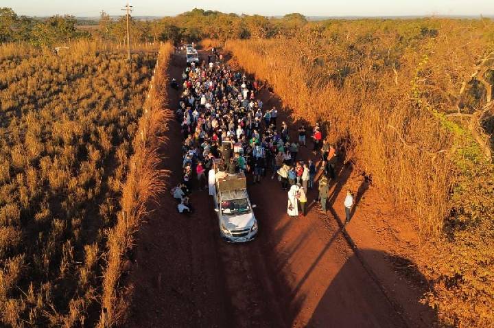 Com percurso de 13 km, romaria do Divino Pai Eterno reúne centenas de fiéis em Barra do Garças