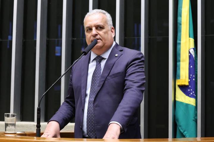 Comissão aprova autorização para pessoa com deficiência visual usar óculos biópticos para obter CNH