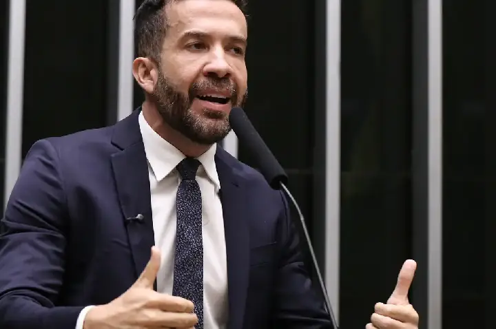 Deputado André Janones é internado com arritmia em São Paulo