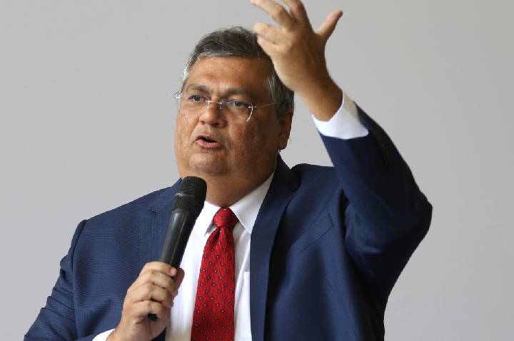 Dino bloqueia R$ 119 milhões de Valdemar por suspeitas em emendas