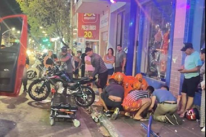 Duas jovens ficam feridas após colisão entre moto e carro no centro de Barra do Garças