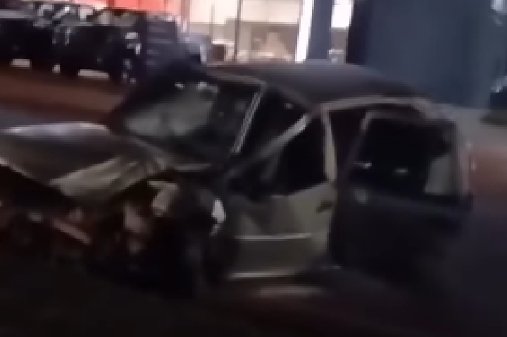 Duas pessoas ficam feridas após carro colidir contra poste de energia em Barra do Garças