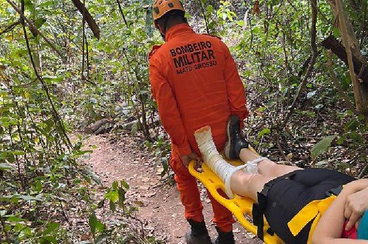 Em Barra do Garças: mulher fratura a perna durante trilha e é resgatada pelo Corpo de Bombeiros