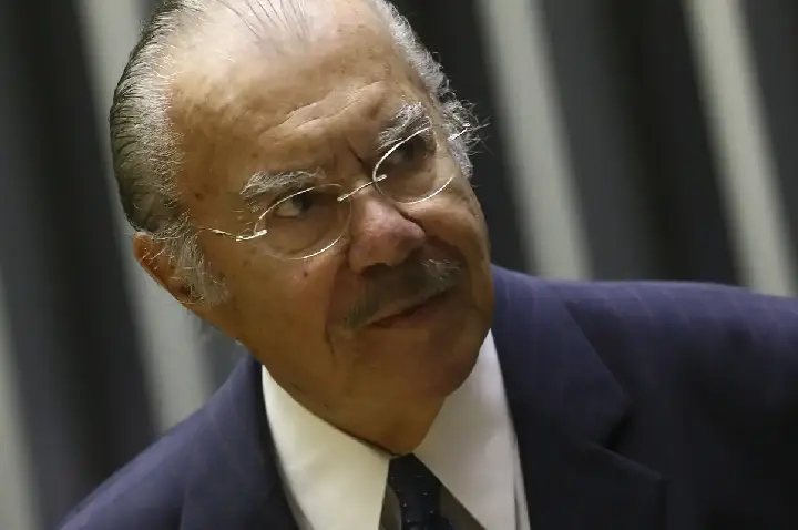 Ex-presidente José Sarney segue internado em hospital de São Paulo