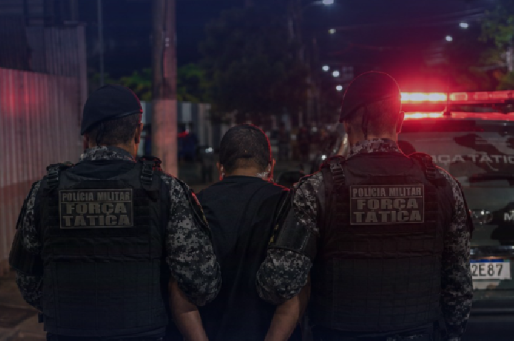 Homem com mandado por feminicídio é preso dentro do Fórum de Barra do Garças