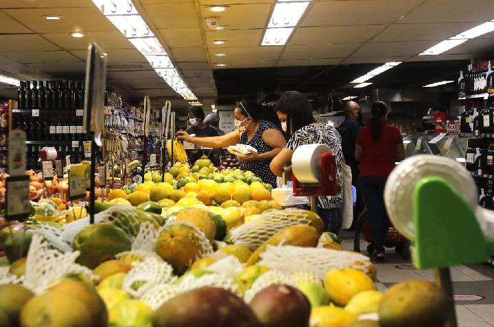 INPC, inflação que corrige salários, acumula 4,29% em 12 meses