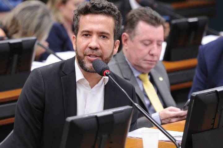 Janones denuncia censura em decisão do TSE contra 