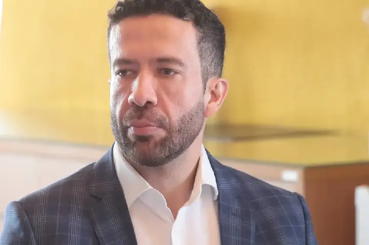 Janones poderá ter alta em 48 horas, diz boletim médico