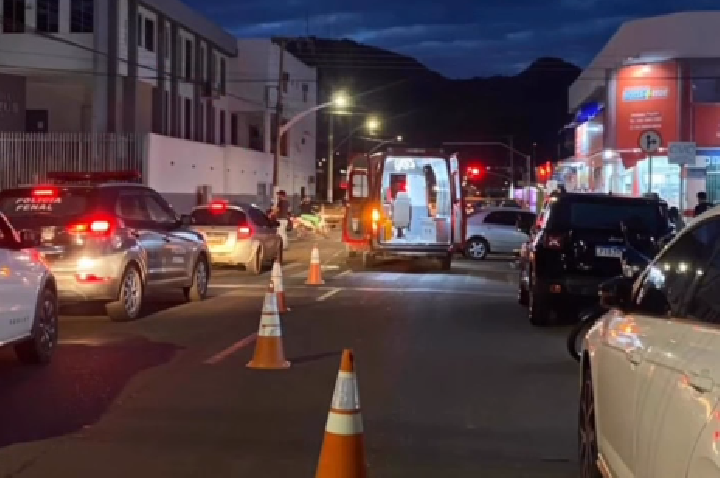 Jovem fica ferida após acidente entre carro e moto em Barra do Garças