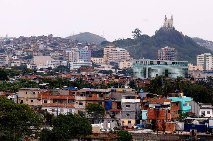 Justiça decreta prisão preventiva de casal que levava armas para o CV