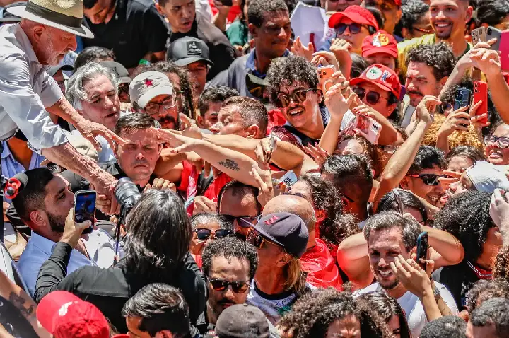 Lula afirma que PT entrará na Justiça contra suspensão de canal