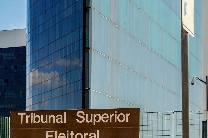 Ministro do TSE proíbe suspensão do canal Exército do Lula 
