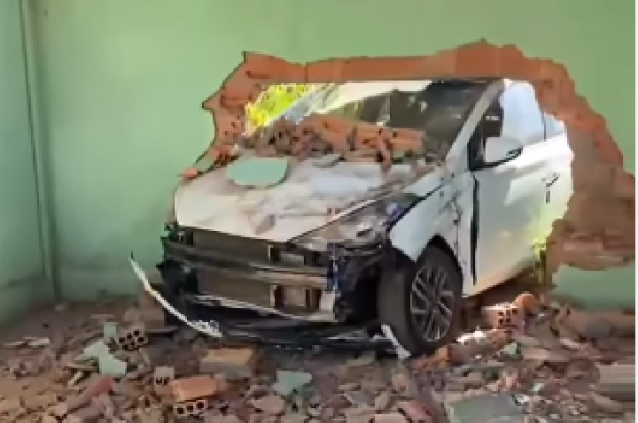 Motociclista de 21 anos fica ferida após acidente envolvendo carro em Barra do Garças