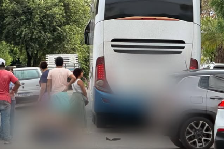 Motociclista fica feriado em acidente com ônibus no Centro de Barra do Garças