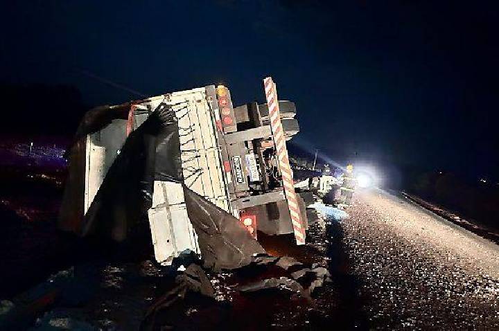 Motorista morre após carreta tombar na BR-070 sentido Barra do Garças