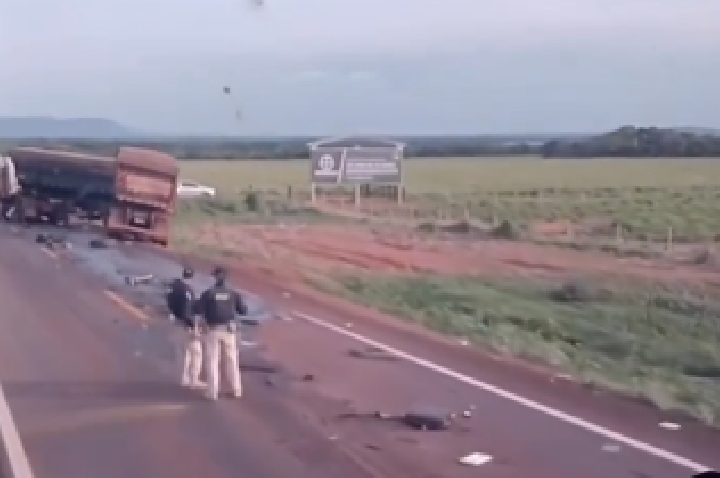 Motorista morre em colisão frontal entre caminhão guincho e carreta na BR-158