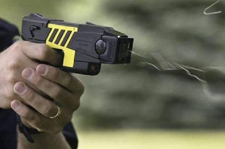Mulher xinga policiais em Barra do Garças, resiste a prisão e precisa ser contida com arma de choque