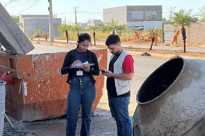 Mutirão fiscaliza obras sem alvará e materiais de construção em ruas de Barra do Garças