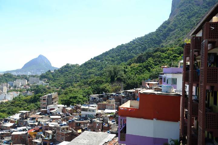 Operação na zona sul do Rio tem 6 presos e homem baleado em ônibus