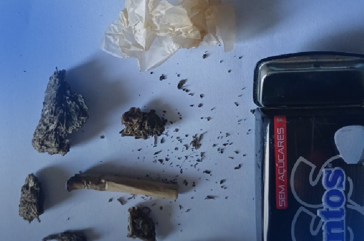 PM aborda motociclista em atitude suspeita e apreende porções de maconha em Barra do Garças