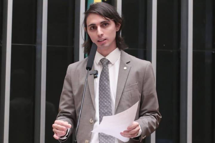Projeto regulamenta uso de luz de cortesia entre motoristas no trânsito