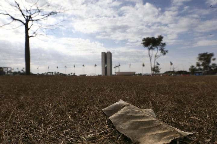 Região Sul tem risco de temporal e granizo; outras regiões têm calor
