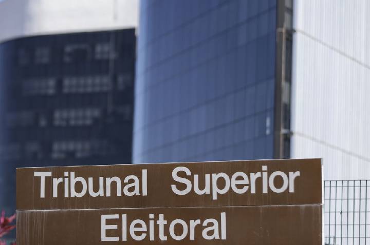 TSE julga liminar que suspendeu pesquisa desfavorável a Flávio