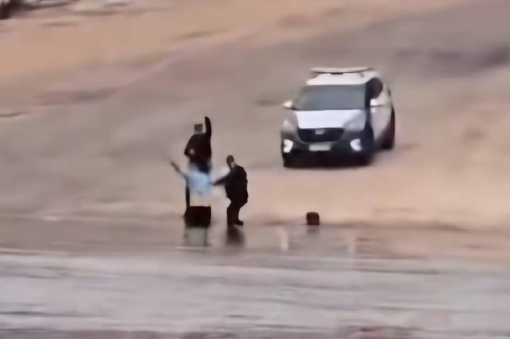 VEJA VÍDEO: Motociclista foge da PM, entra com moto no Rio Araguaia e acaba preso com droga em Barra do Garças