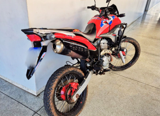 PM de Barra do Garças recupera moto furtada em menos de 24 horas e prende suspeito com ligação a facção criminosa