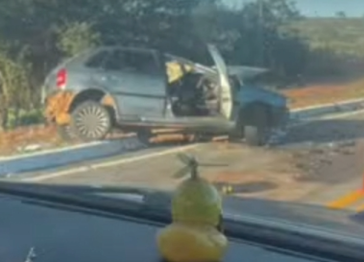 Acidente deixa duas vítimas fatais e uma gravemente ferida próximo ao Paredão Grande na BR-070