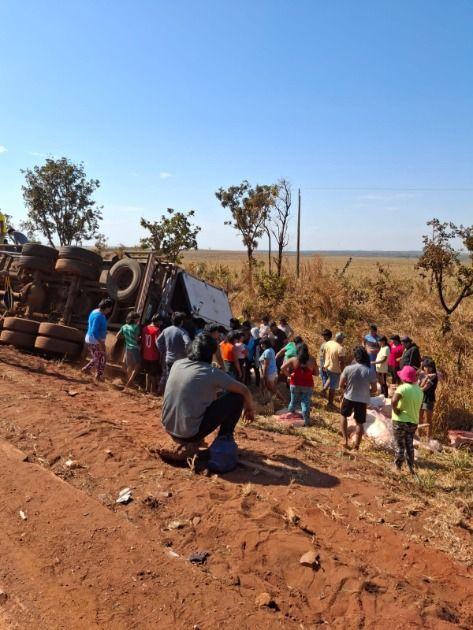 Caminhão tomba perto de aldeia indígena com 16 toneladas de carne suína