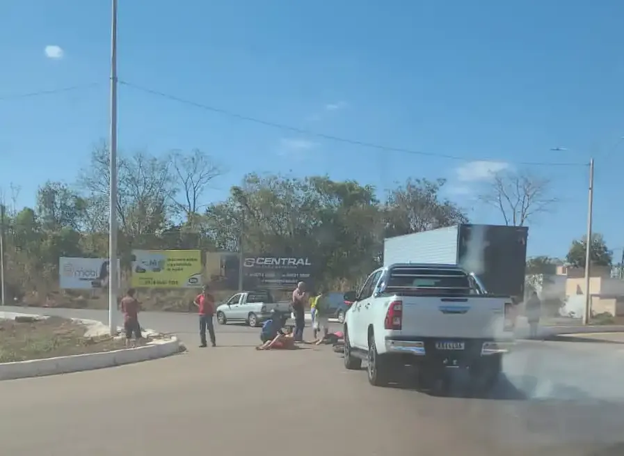 Colisão entre caminhonete e moto deixa dois feridos em rotatória do anel viário em Barra do Garças