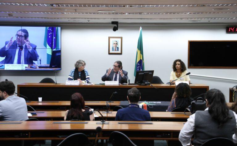 Financiamento é principal desafio para garantir psicólogos e assistentes sociais nas escolas, dizem especialistas