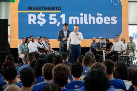 Governador anuncia licitação e 100% das escolas estaduais terão quadras