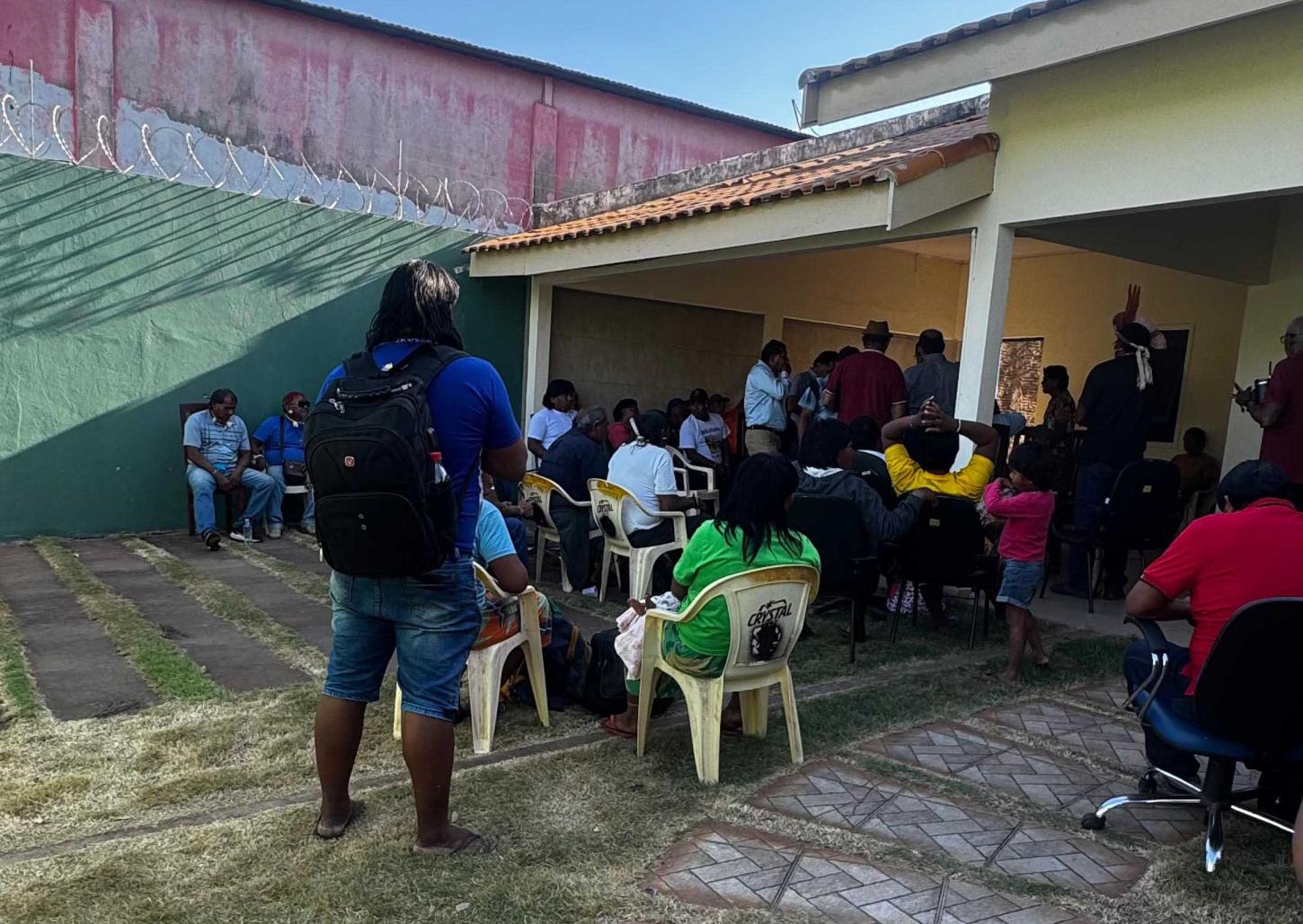 Indígenas aglomerados em frente à FUNAI