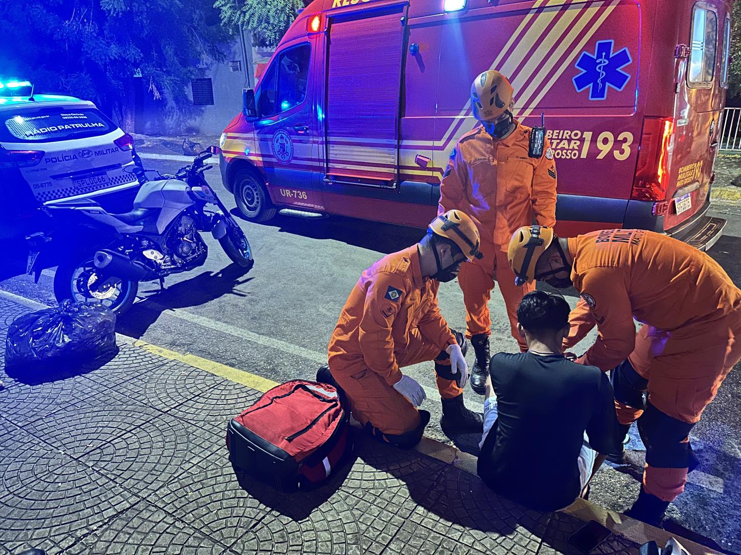 Motociclista de 18 anos fica ferido após colisão com caminhão no centro de Barra do Garças