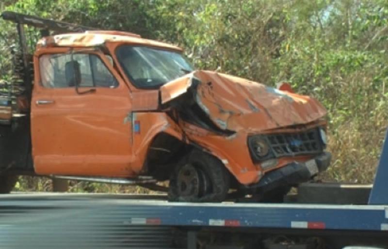 Motorista fica ferido após caminhonete capotar em avenida de Barra do Garças