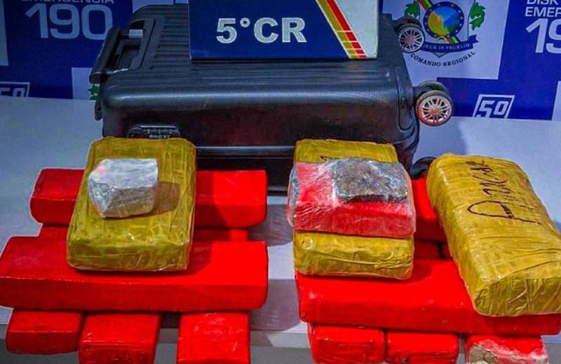 PM apreende 13 kg de maconha e prende mulher por tráfico em rodoviária de Barra do Garças