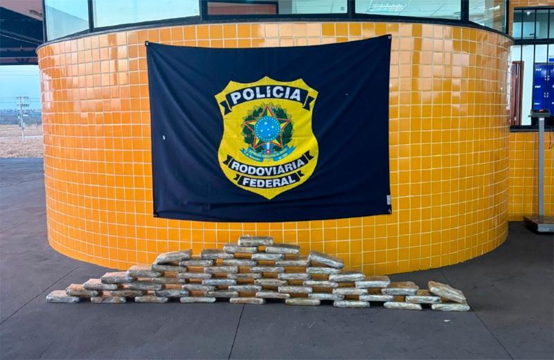 PRF apreende mais de 52 kg de maconha na BR-070 em Barra do Garças