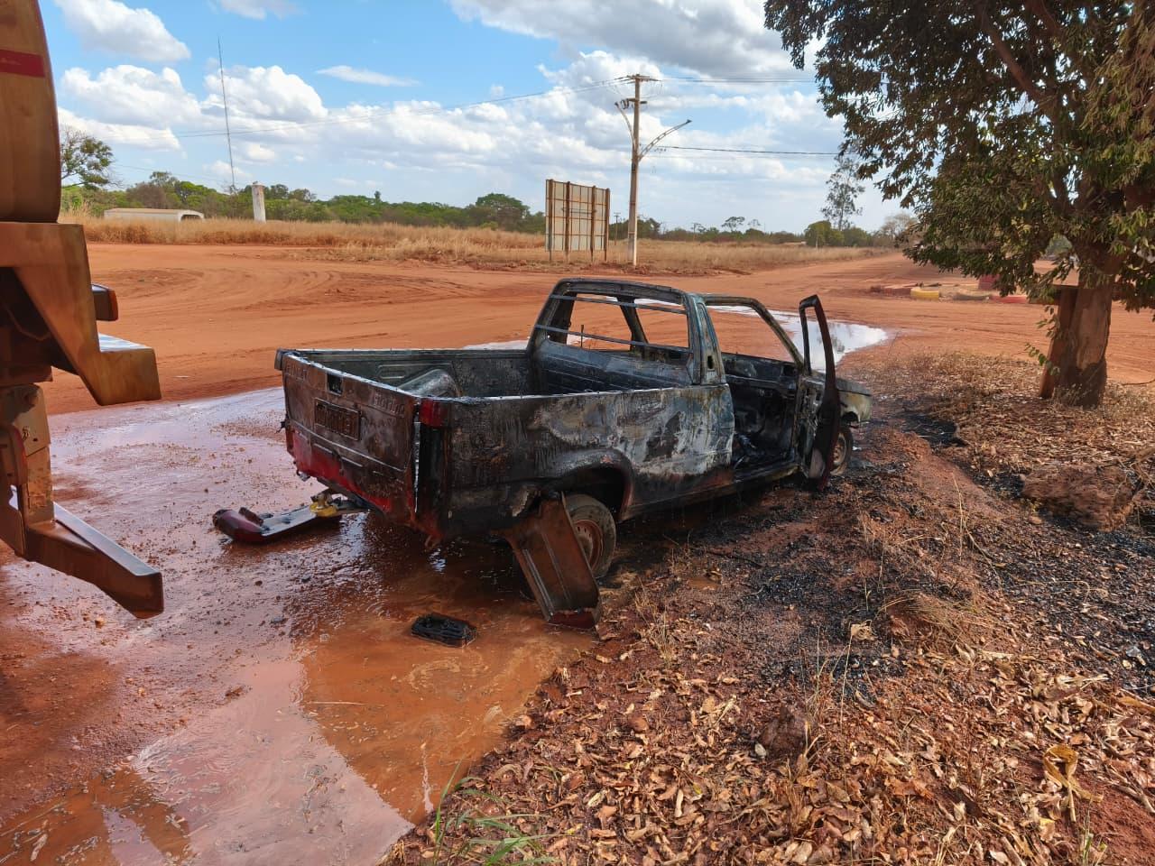 Veja vídeo: carro pega fogo próximo ao Posto do Arnô