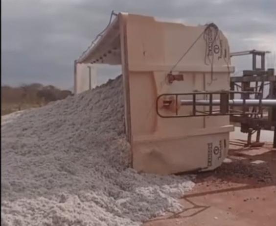 Vídeo mostra carreta tombada em rotatória do Anel Viário em Barra do Garças