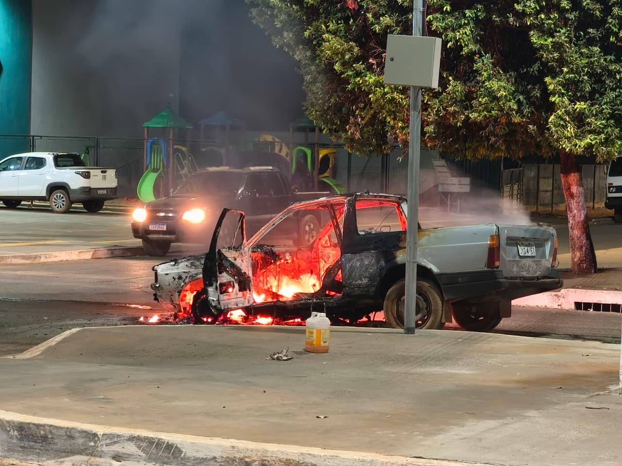 Pane elétrica causa incêndio em veículo no centro da cidade