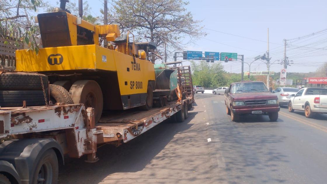 Após cobrança de prefeito, empreiteira retoma obra de rotatória em Pontal do Araguaia